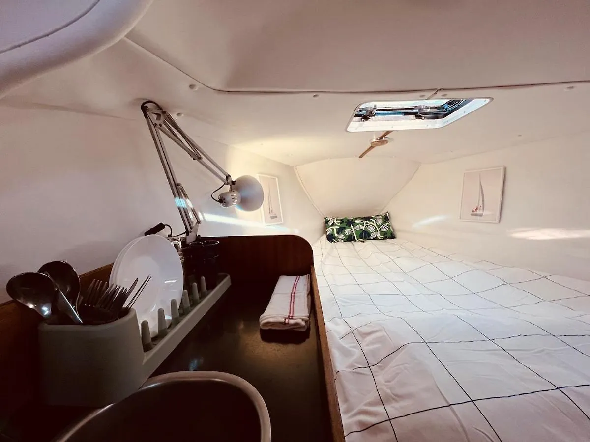 Bacus - Your Floating Hideaway In Lisbon