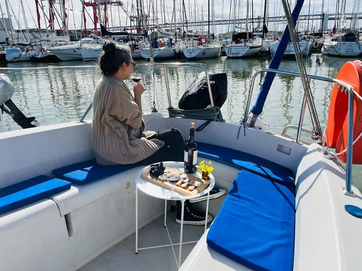 Bacus - Your Floating Hideaway In Lisbon