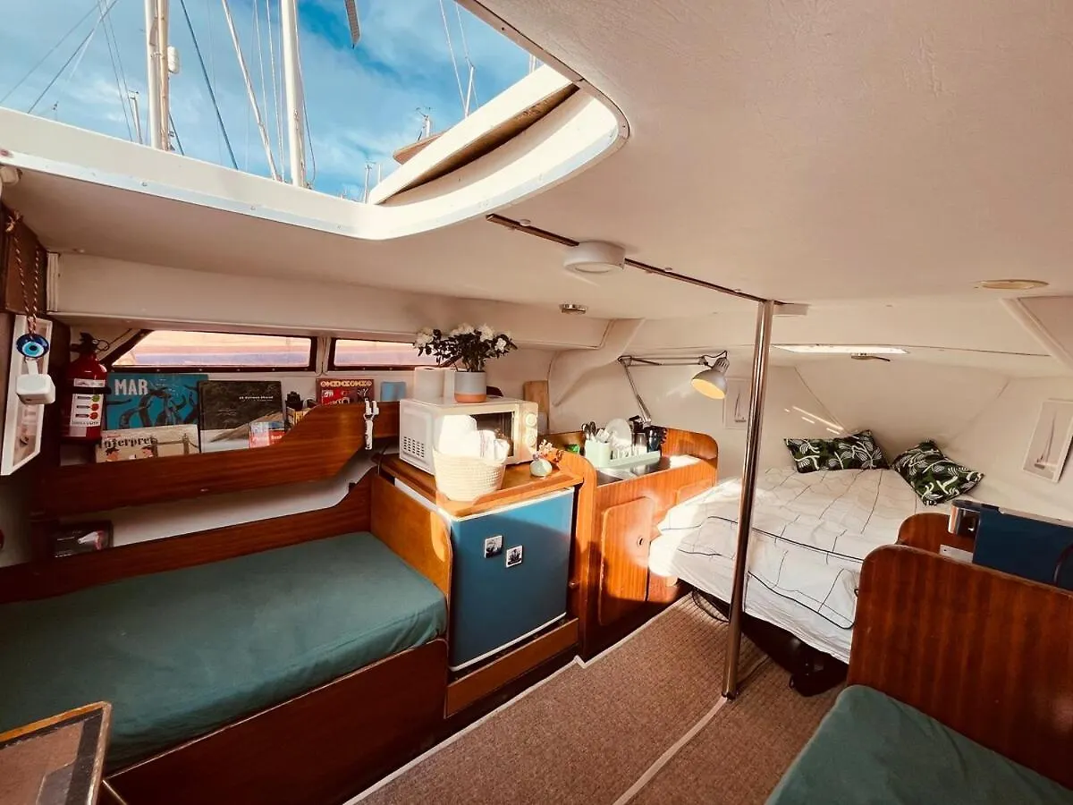 Bacus - Your Floating Hideaway In Lisbon Botel