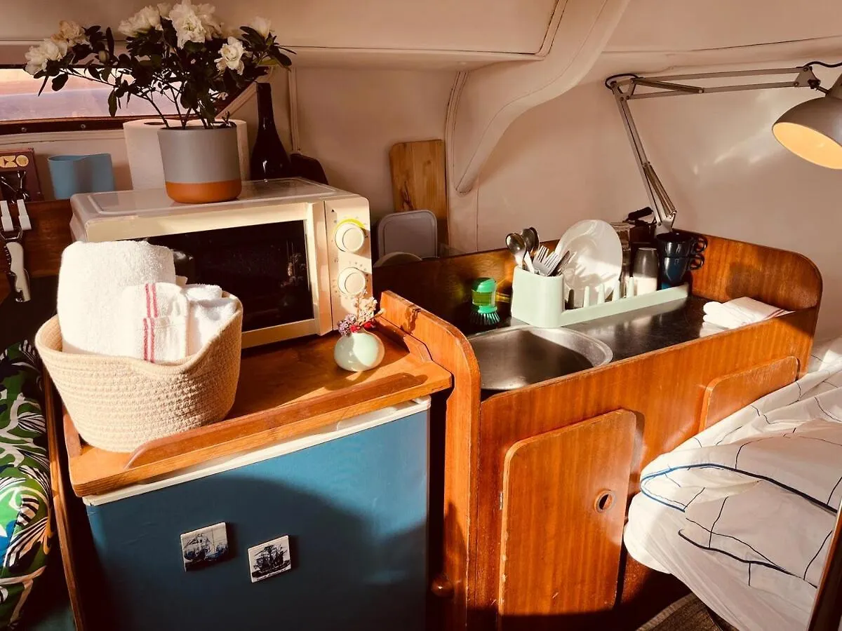 Bacus - Your Floating Hideaway In Lisbon