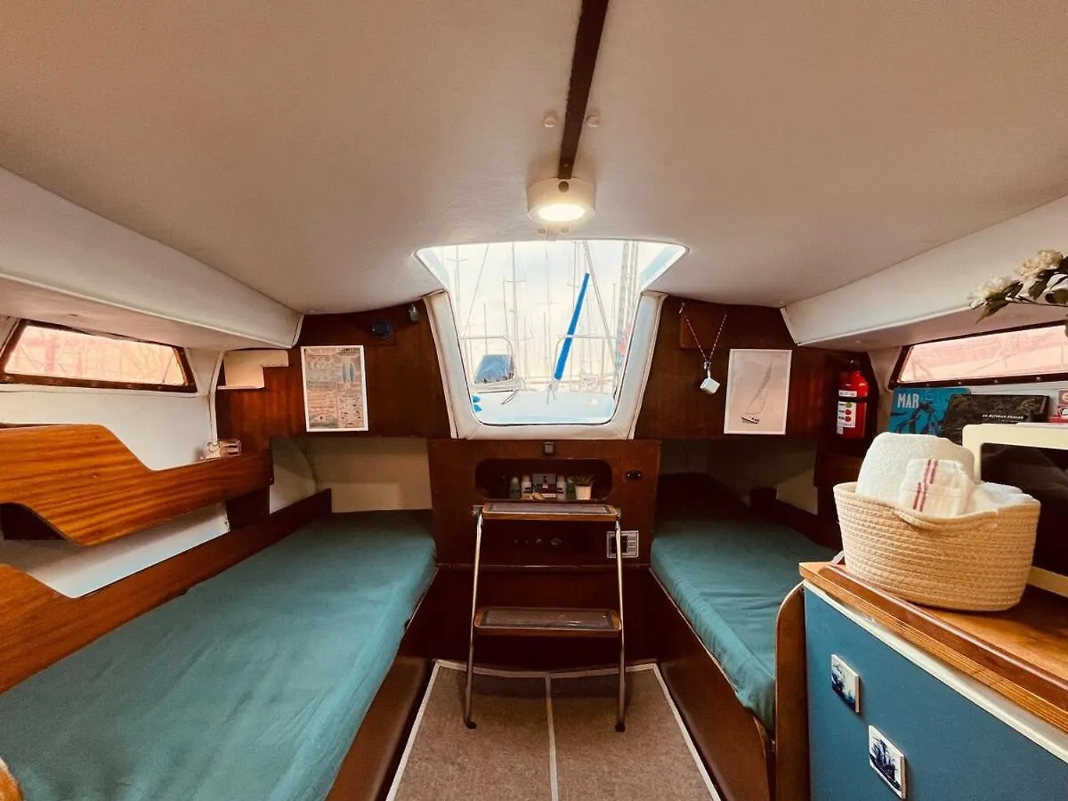 Bacus - Your Floating Hideaway In Lisbon