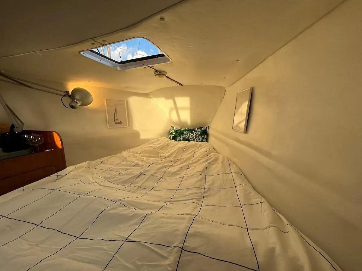 Bacus - Your Floating Hideaway In Lisbona Botel